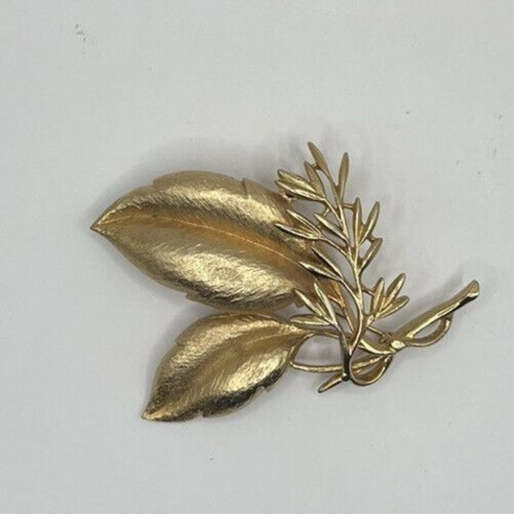 Vintage Gold Sarah Coventry Leaf Brooch Pin Sea Whispers GoldMetalTone